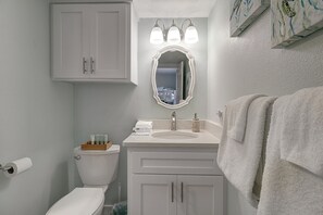Bañera, secador de pelo, toallas