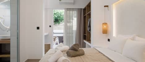 Luxury Suite | 1 bedroom, hypo-allergenic bedding, minibar, in-room safe
