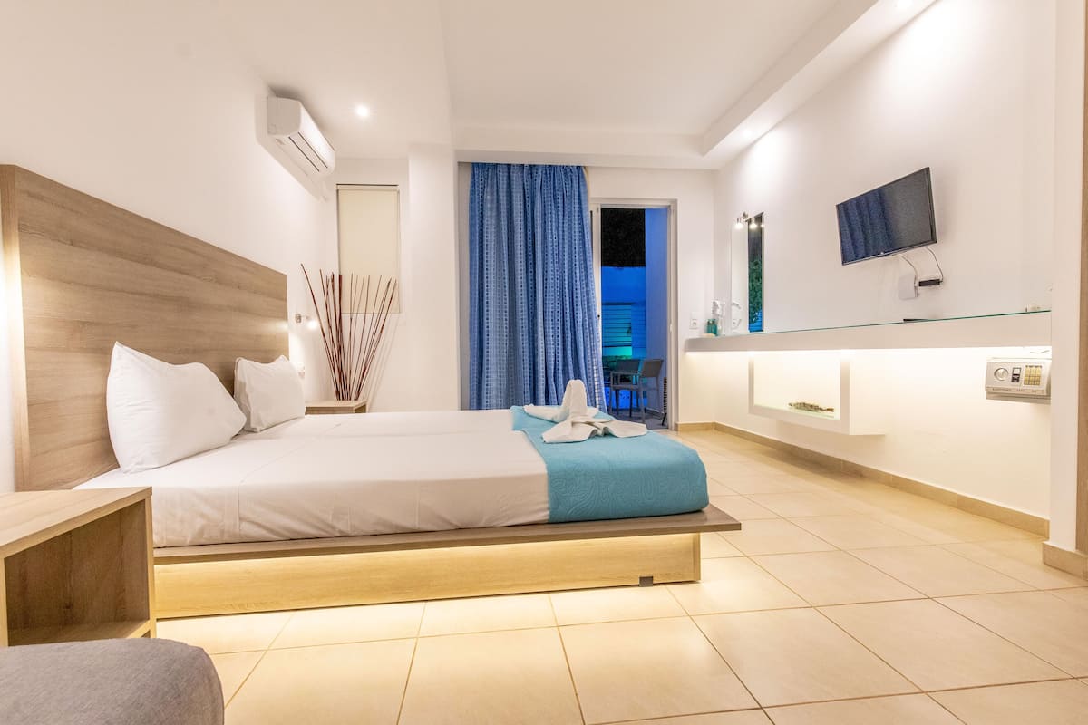 1 bedroom, hypo-allergenic bedding, minibar, in-room safe