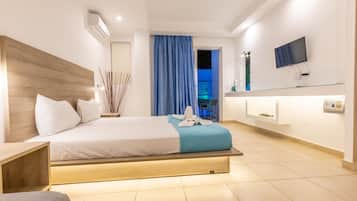 Hypo-allergenic bedding, minibar, in-room safe, blackout drapes