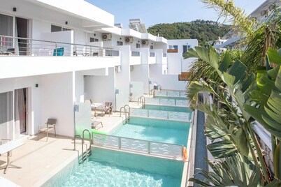 Stay Helios - Aparts & Pool Suites