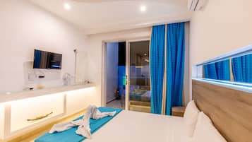 Studio Suite | Hypo-allergenic bedding, minibar, in-room safe, blackout drapes