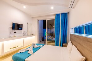 Studio Suite | Hypo-allergenic bedding, minibar, in-room safe, blackout drapes