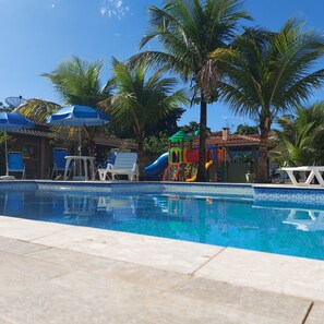 Outdoor pool, open 8:00 AM to 9:30 PM, pool umbrellas, sun loungers - Pousada Recanto do Papito (Ubatuba)