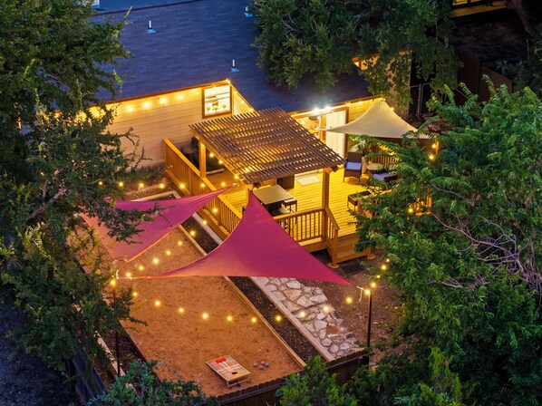 Outdoor dining - Hill Country Oasis | Backyard Games | Lake Access (Austin)