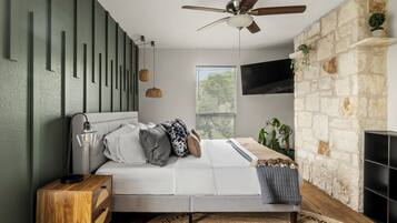 3 habitaciones, escritorio y tabla de planchar con plancha