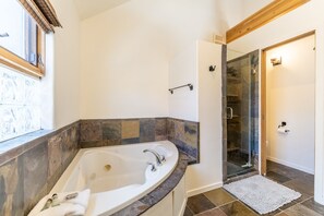 Ensemble baignoire-douche, séchoir à cheveux, serviettes fournies, savon