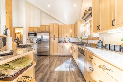 10 Minute Walk to Peru Lift! Private Hot Tub and Tons of Natural Light