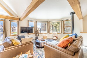 Televisión y chimenea 