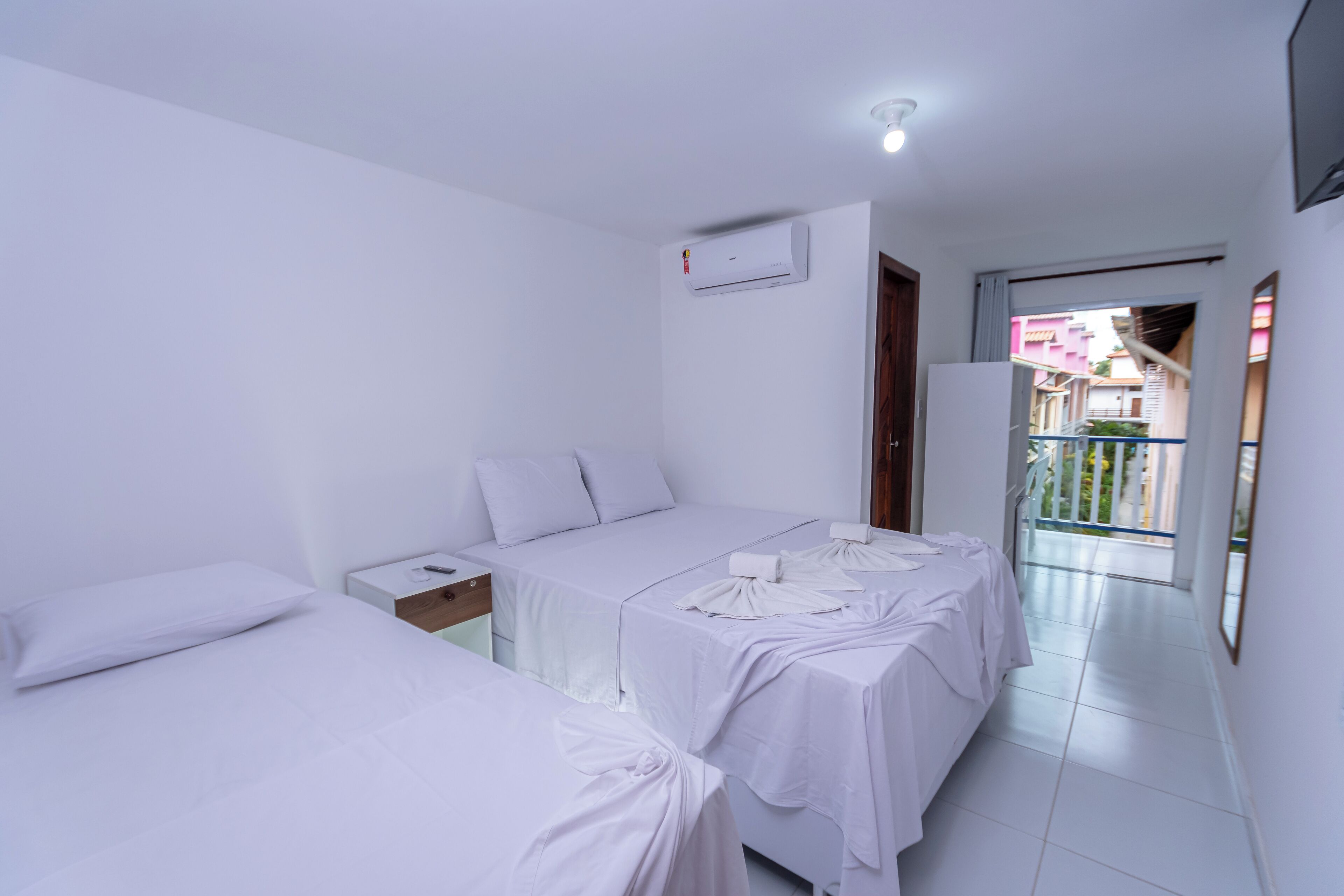 Quarto Conforto com Varanda | Frigobar, escrivaninha, ferros/tábuas de passar roupa, Wi-Fi de cortesia
