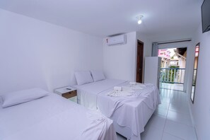 Quarto Conforto com Varanda | Minibar, escritorio, tabla de planchar con plancha y wifi gratis
