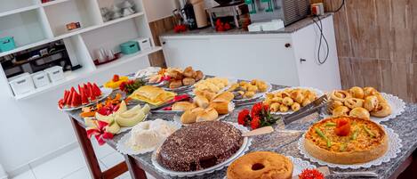 含每日吃到飽早餐