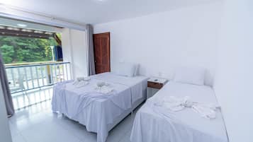 Quarto Conforto com Varanda | Frigobar, escrivaninha, ferros/tábuas de passar roupa, Wi-Fi de cortesia