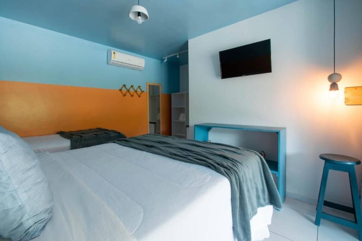 Quarto com Varanda | Minibar, skrivebord, strykejern/-brett og wi-fi (inkludert)