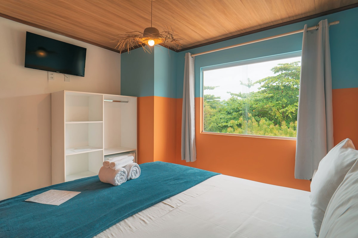 Minibar, escritorio, tabla de planchar con plancha y wifi gratis 