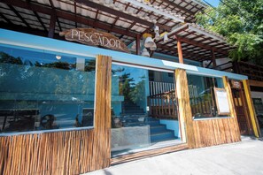 Un bâtiment avec une enseigne indiquant « PESCADOR » et une façade en bois.