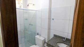 Family Room | Bathroom | Free toiletries, hair dryer, towels