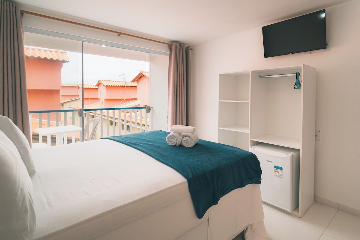 Minibar, escritorio, tabla de planchar con plancha y wifi gratis 