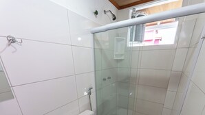 A bathroom with a glass-enclosed shower, a toilet, and a granite countertop. - Hotel do Pescador (Cairu)