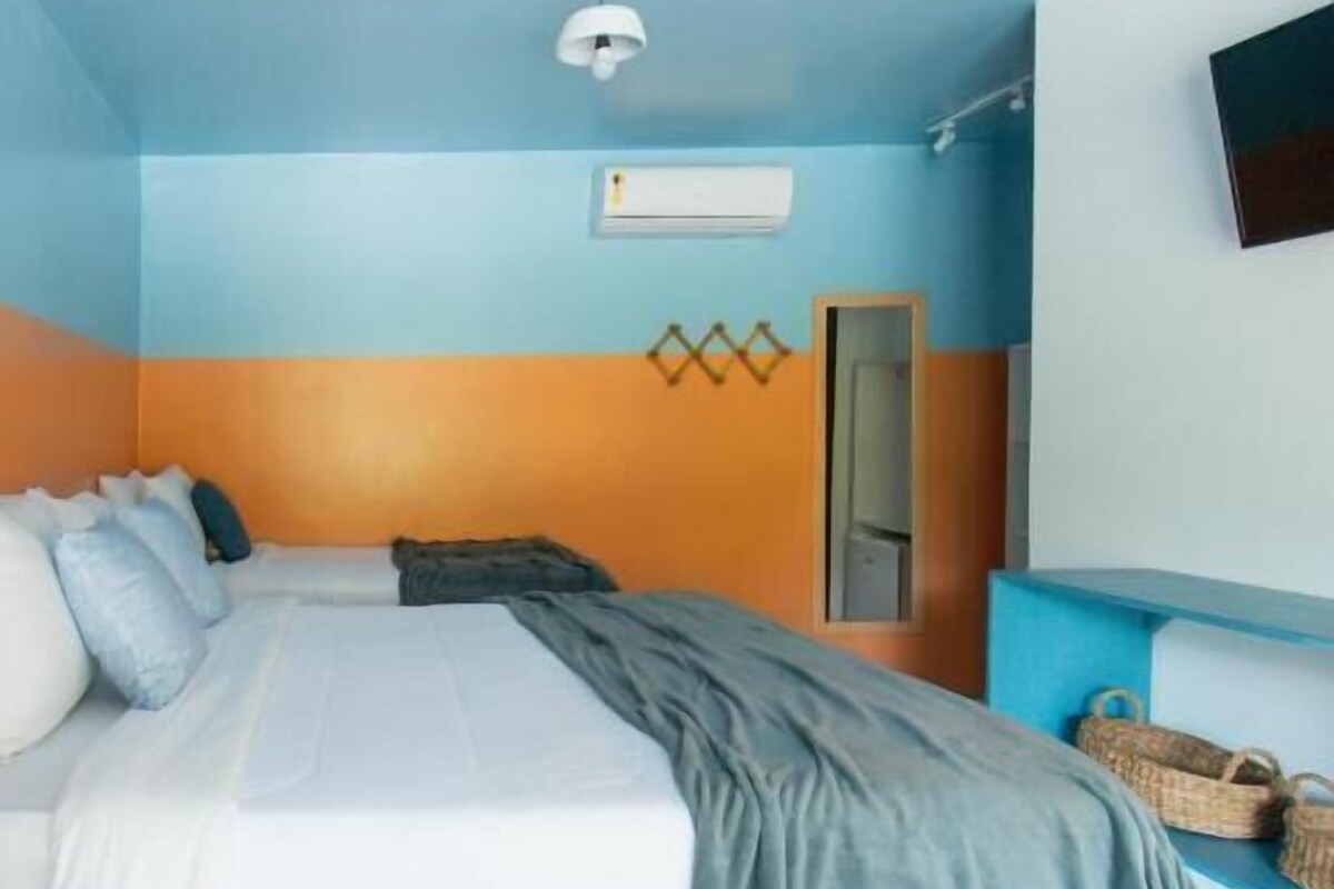 Minibar, skrivebord, strykejern/-brett og wi-fi (inkludert)