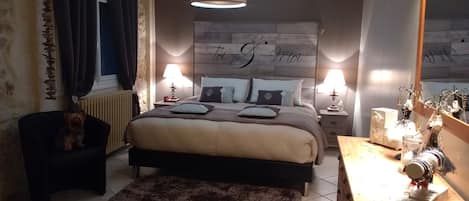 4 slaapkamers, een bureau, een strijkplank/strijkijzer, reisbedje