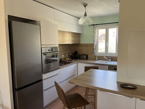 Kühlschrank, Mikrowelle, Ofen, Herdplatte