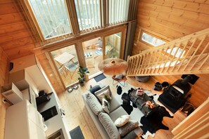 TV, lareira, livros, aparelho de som