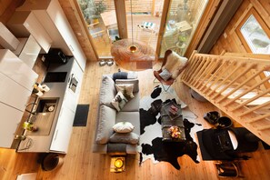 TV, fireplace, books, stereo