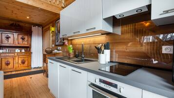 冷蔵庫、電子レンジ、オーブン、コンロ