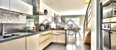 Réfrigérateur, micro-ondes, plaque de cuisson, cafetiÚre/bouilloire