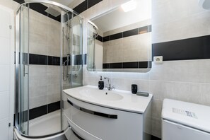 Dusche, Haartrockner, Bidet, Handtücher