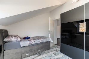 2 makuuhuonetta, silitysrauta/-lauta, ilmainen Wi-Fi, vuodevaatteet