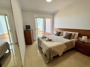 2 habitaciones, escritorio y tabla de planchar con plancha 