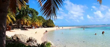 Nära stranden, solstolar och strandhanddukar