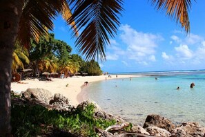 In Strandnähe, Liegestühle, Strandtücher