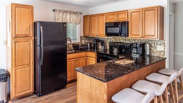 Fridge, oven, stovetop, dishwasher
