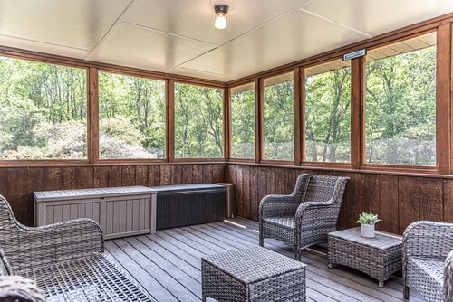 ~Serenity~A Unique Destination -SLEEPS 14 5BR/3BATH/Gameroom-- Close to Lake