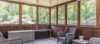 ~Serenity~A Unique Destination -SLEEPS 14 5BR/3BATH/Gameroom-- Close to Lake