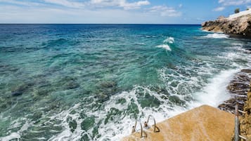 Una spiaggia nelle vicinanze