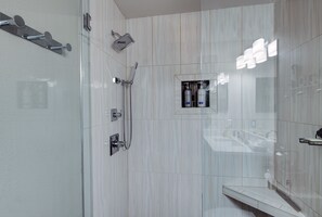 Combined shower/bathtub, hair dryer - Telemark Long Stay Condo: Perfect For 30 Days Or More (Breckenridge)
