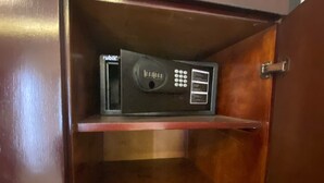Puinen kaappi, jonka hyllyllä on musta elektroninen laite.