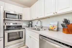 Geladeira, micro-ondas, fogão, cooktop
