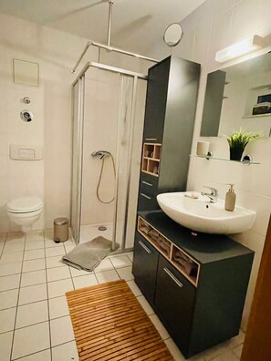 Ducha, secador de pelo, toallas y jabón