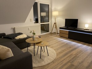 Una televisión, un reproductor de DVD, libros