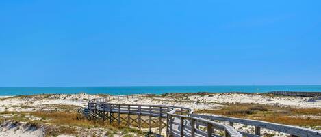 بالقرب من الشاطئ