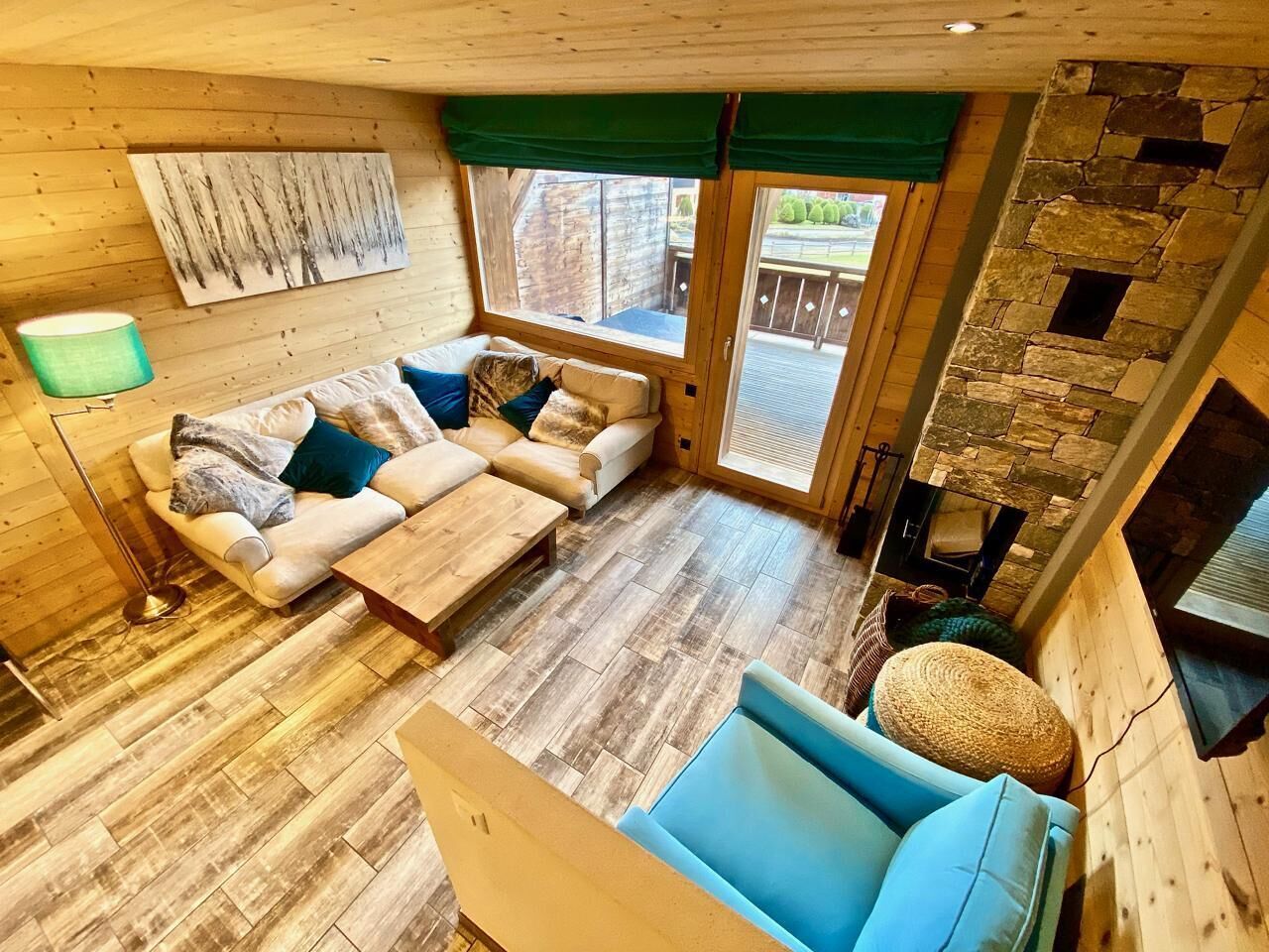 Una televisión de pantalla plana, una chimenea, un reproductor estéreo