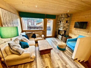 Flachbildfernseher, Kamin, Stereoanlage