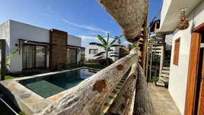 A modern house with a swimming pool, a wooden deck, and a garden. - Zero Meia Um pousada (São Miguel do Gostoso)