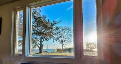 Waterview Cottage on the Currituck Sound with Private Dock & Kayaks