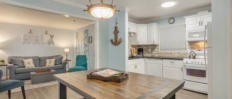 冷蔵庫、電子レンジ、オーブン、コンロ